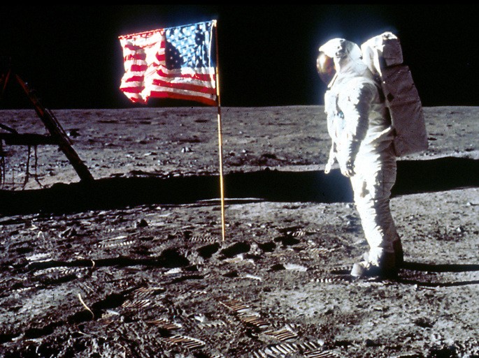 Bandera americana en la luna