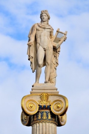 Estatua de Apolo en la Academia de Atenas, Grecia.  Foto: Haris vythoulkas / Shutterstock.com