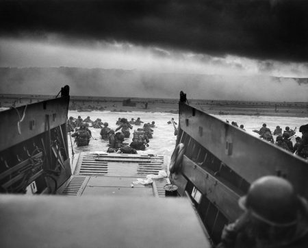 Soldados estadounidenses aterrizan en una playa en la región de Normandía, Francia, en la mañana del 06/06/1944. 