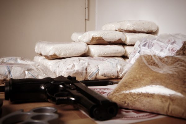 La guerra contra las drogas implica la lucha contra el tráfico de armas y narcóticos. Foto: Couperfield / Shutterstock.com