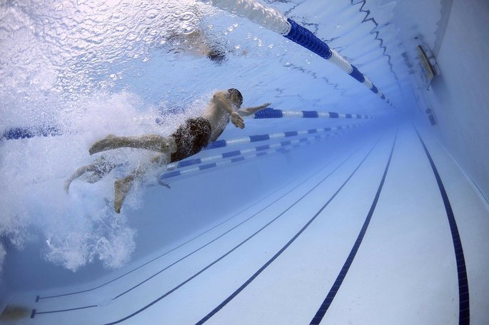 Nadador bajo el agua