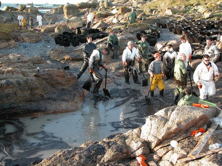 Derrame de petróleo del barco Prestige (2002).  Foto: Adela Leiro (http://www.panoramio.com/photo/82861030) [CC-BY-SA-3.0], a través de Wikimedia Commons