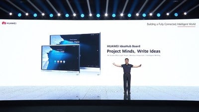 PAN Yong, vicepresidente del Departamento de Ventas de Productos y Soluciones de Colaboración y Visión Inteligente de Huawei, lanza la placa HUAWEI IdeaHub (PRNewsfoto / Huawei)