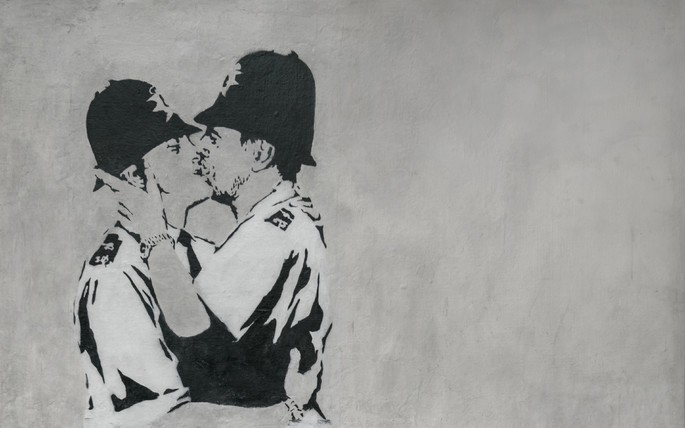 Banksy besando cobres