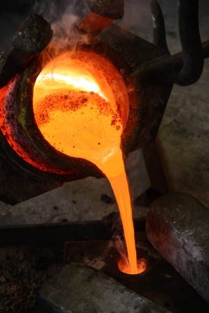 El acero es una aleación de metales ferrosos ya que está compuesto de carbono y hierro.  Foto: yongyut rukkachatsuwa / Shutterstock.com