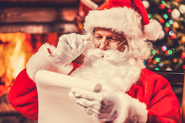 Santa Claus comprobando la lista de regalos