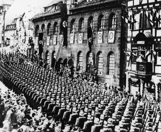 Desfile del ejército alemán frente a la residencia de Hitler en Nuremberg, 1936