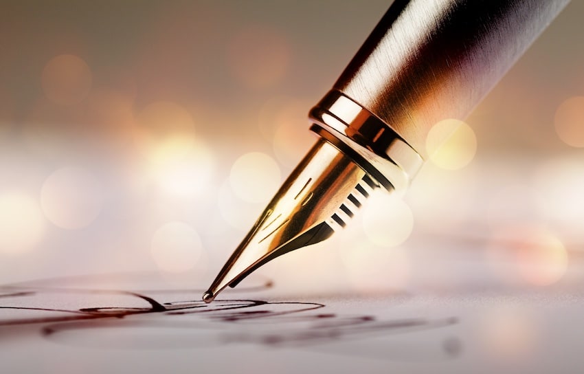 Cómo mejorar las habilidades de escritura: un bolígrafo sobre papel