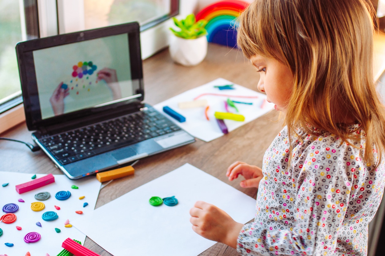 niño en edad preescolar haciendo una actividad con servicios de tutoría infantil en línea