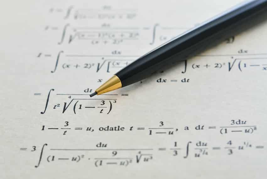 La tarea de cálculo intimidante hace que el estudiante deje el bolígrafo.