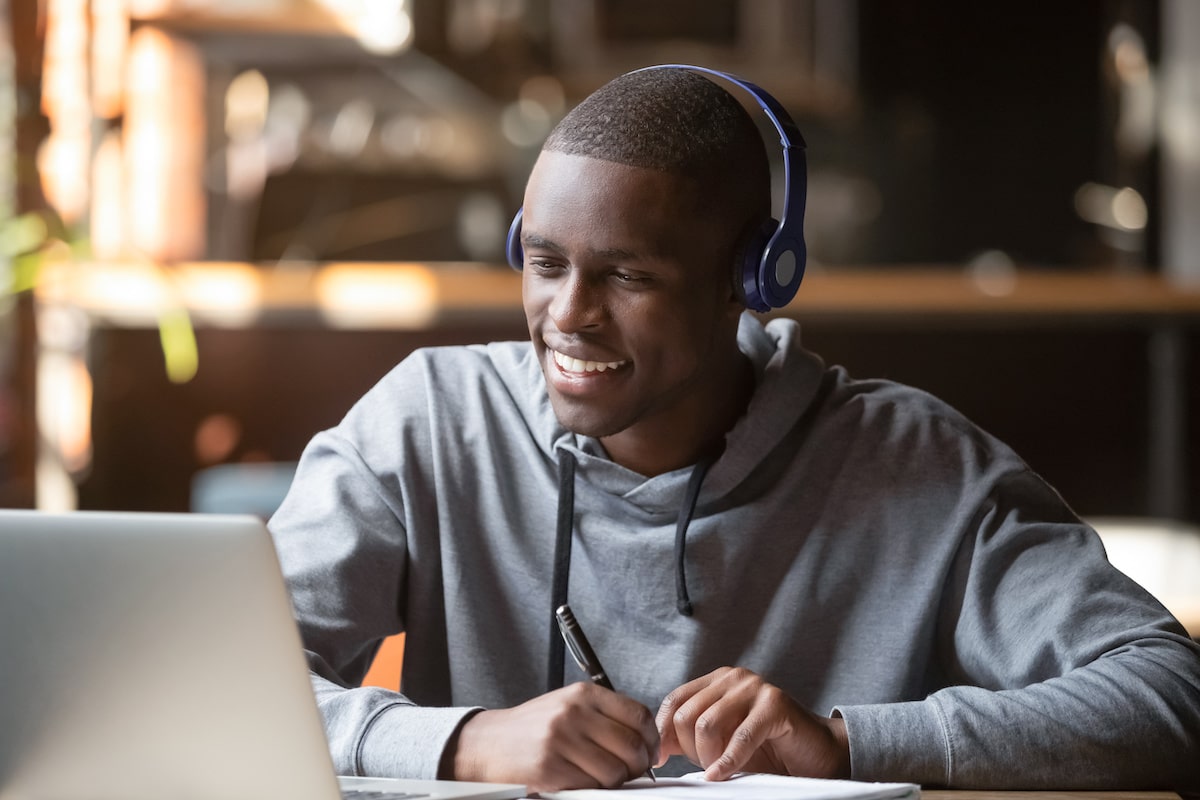 ¿La música te ayuda a estudiar?: Un estudiante estudia mientras escucha sus auriculares