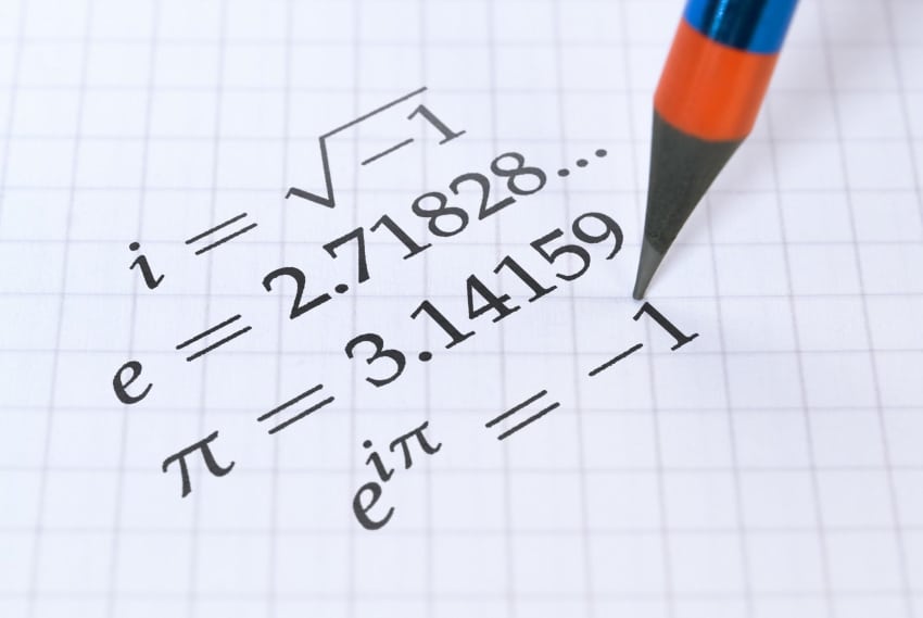 definición de número irracional: Ecuación matemática en papel cuadriculado y un lápiz apuntándolo