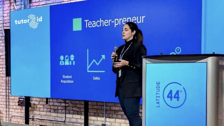 Karen Roosileht en el escenario de Latitude44 hablando sobre cómo tutor.id ayuda a los maestros a ganar más al convertirse en tutores