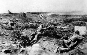 Los soldados franceses atacan a los alemanes durante la Primera Guerra Mundial.  Foto de 1917.